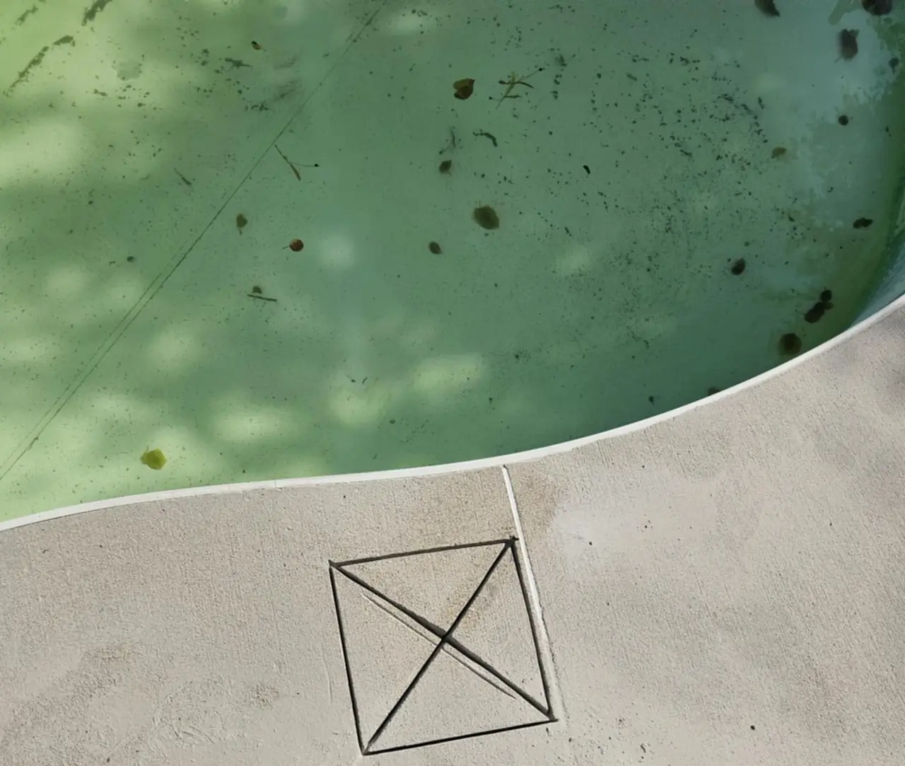 L’endroit de la fuite est marqué sur la plage de béton