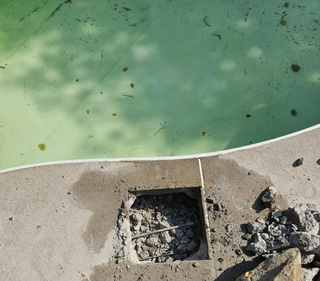 Le béton est ouvert au-dessus de la fuite