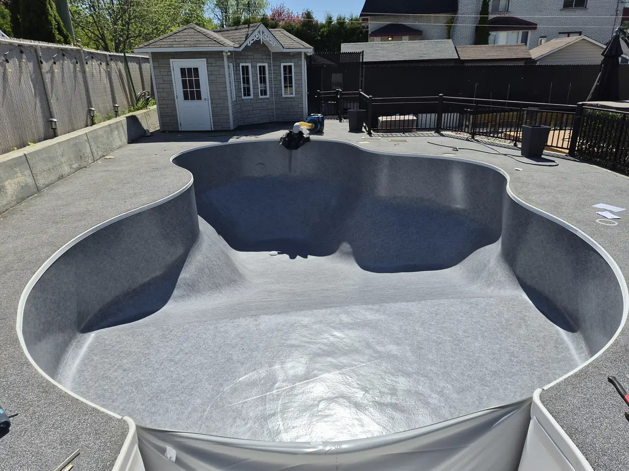 Après : toile neuve installée, même piscine, même cour