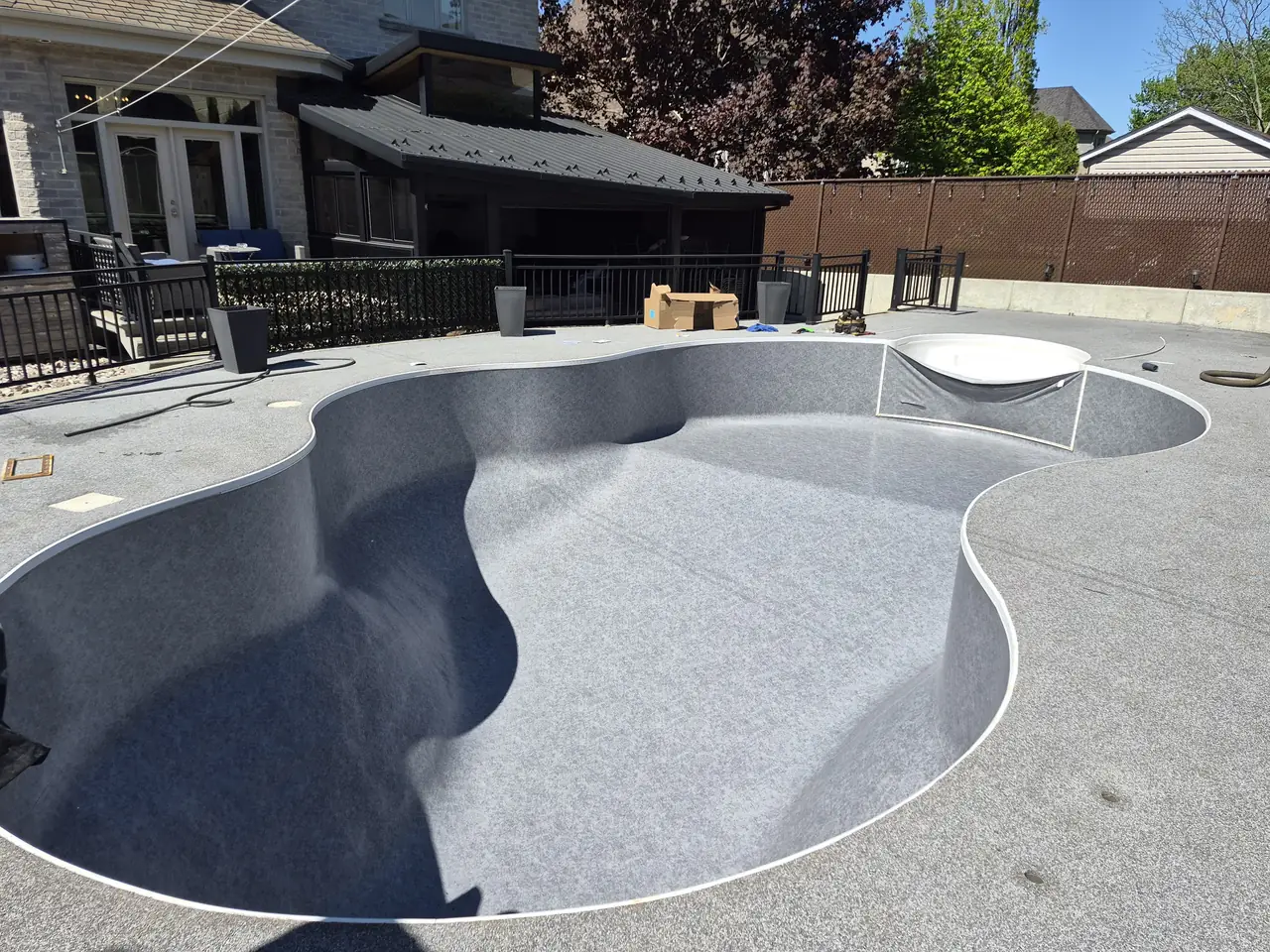 Toile neuve vue de l’autre côté de la piscine