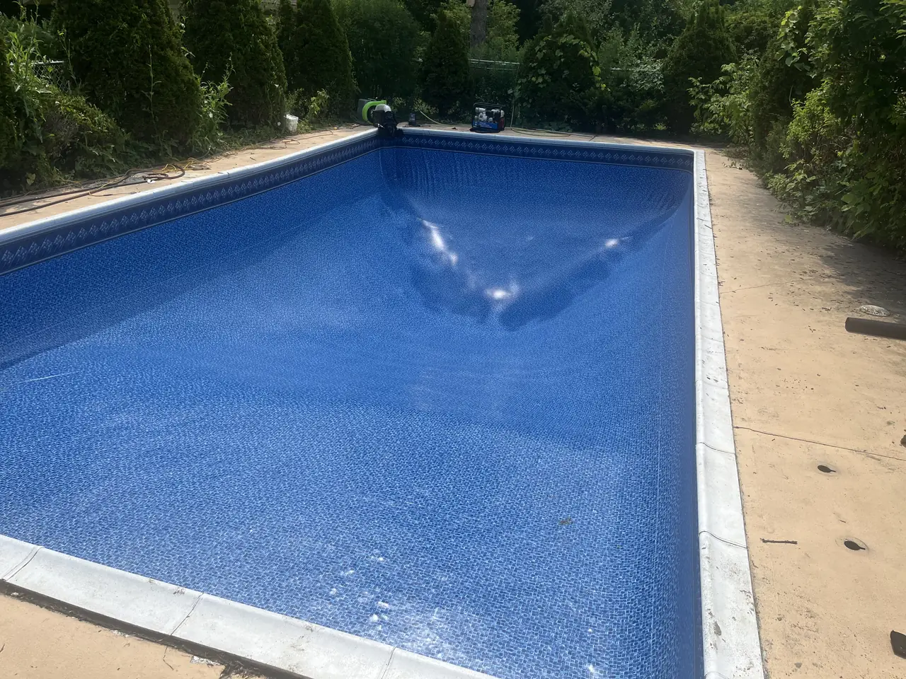 Après : toile neuve sur une piscine rectangulaire
