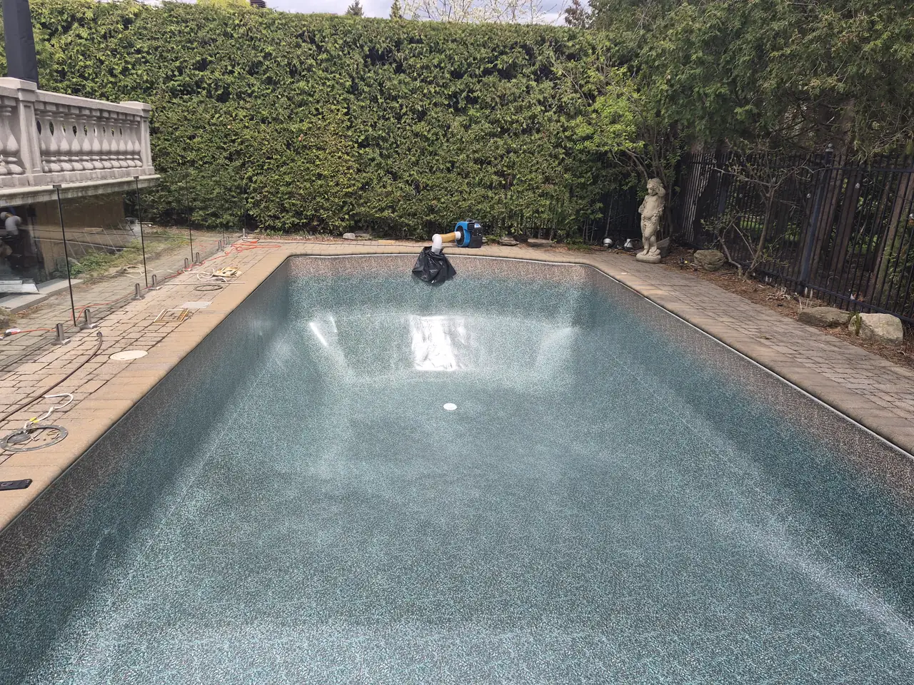Après : toile neuve installée sur la même piscine, avant le remplissage