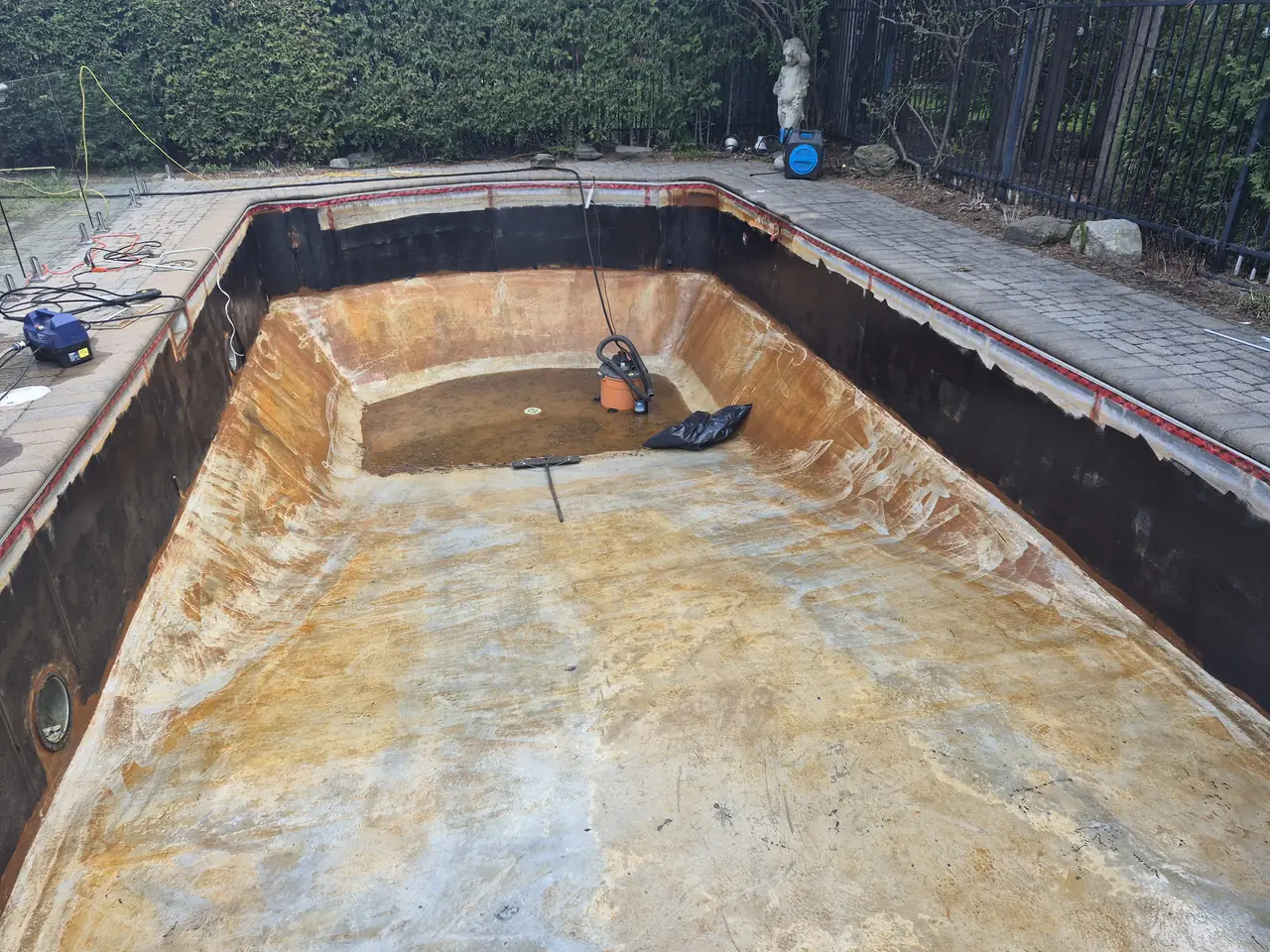 Piscine rectangulaire sans sa toile, pendant un changement de toile
